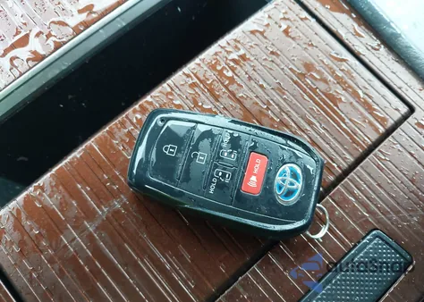 2023 Toyota Sienna Le from USA, damaged, VIN 5TDKRKEC6PS172988